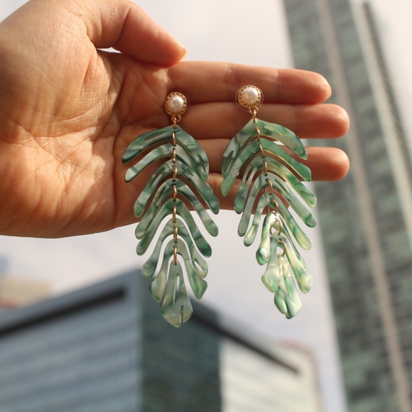 RESTOCKED 🌿 Leaf leaves Green Acrylic earrings - Picture 4 of 8